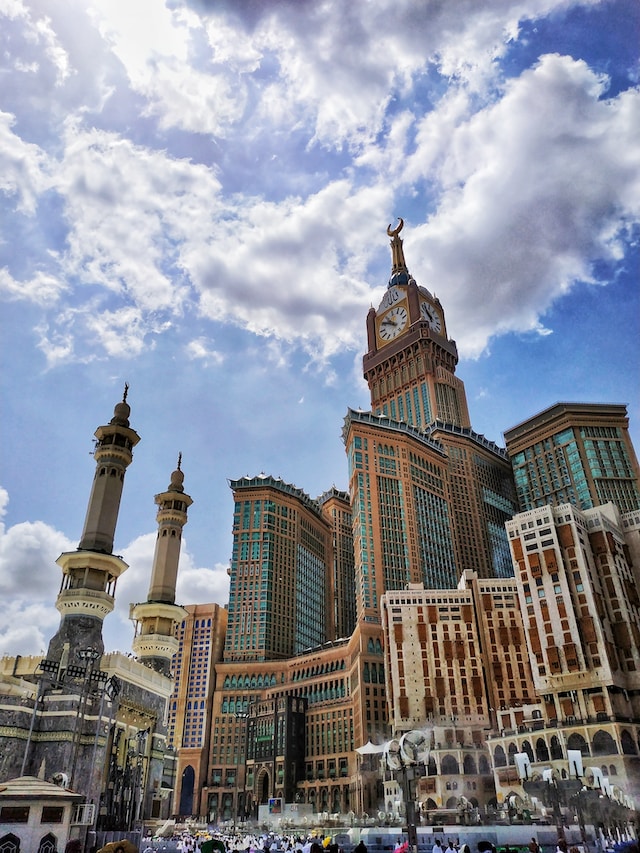 A Comprehensive Guide to Traveling in Saudi Arabia: Dos and Don'ts